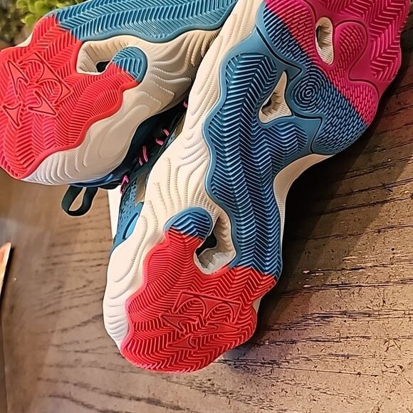 Adidas Trae Young size 5 boys or 7 womens NWOT - Picture 8 of 11